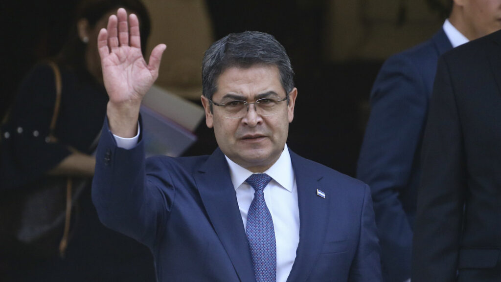 El expresidente de Honduras, Juan Orlando Hernández, saluda al salir de la Academia Diplomática de Chile. 10 de marzo de 2018Esteban Felix / AP 