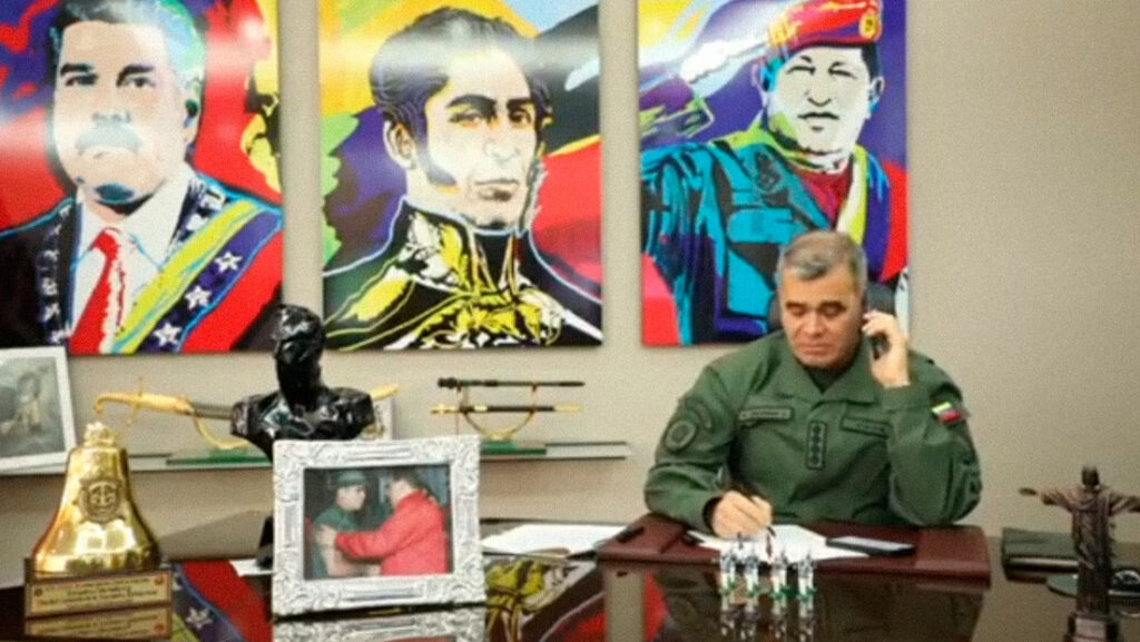 El ministro de Defensa de Venezuela, Vladimir Padrino López, habla por teléfono con su par argentino, Jorge TaianaTwitter / PrensaFANB