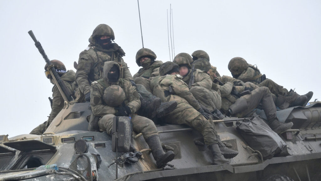 Militares en un vehículo blindado en un convoy del equipo militar de Rusia, la región de Bélgorod, RusiaMikhail Voskresenskiy / Sputnik 