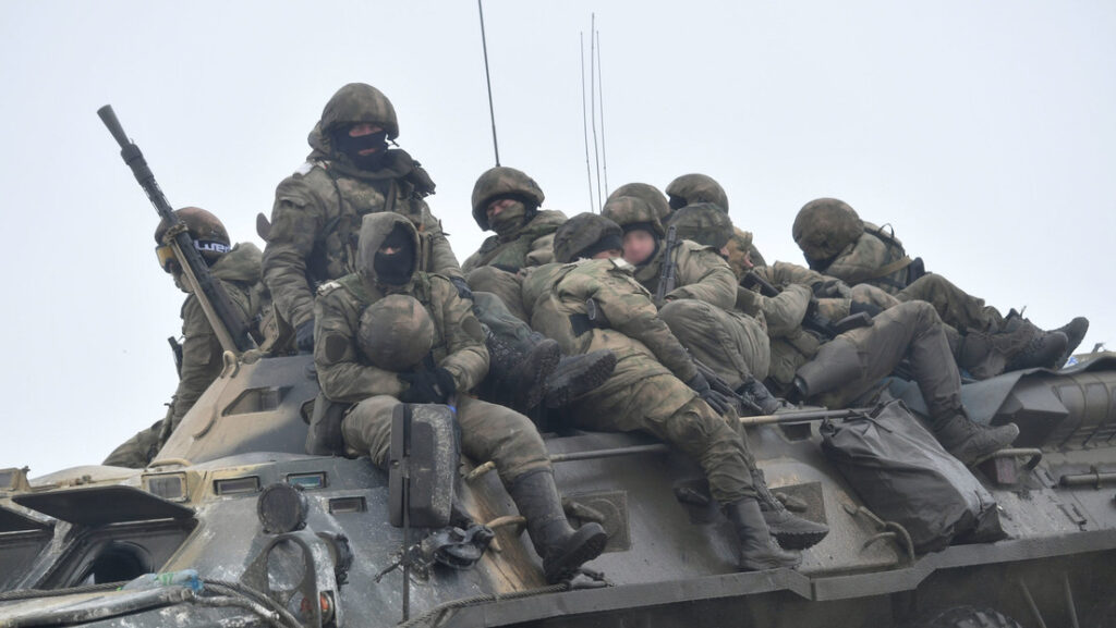 Militares en un vehículo blindado en un convoy del equipo militar de Rusia, la región de Bélgorod, RusiaMikhail Voskresenskiy / Sputnik