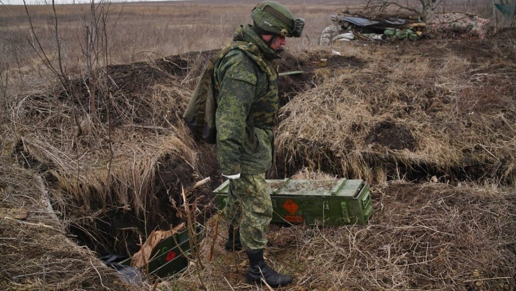 Un militar de la Milicia Popular de Donetsk examina sistemas de armas antitanque ucranianos cerca de Mariúpol, el 28 de febrero de 2022.Ivan Rodionov / Sputnik