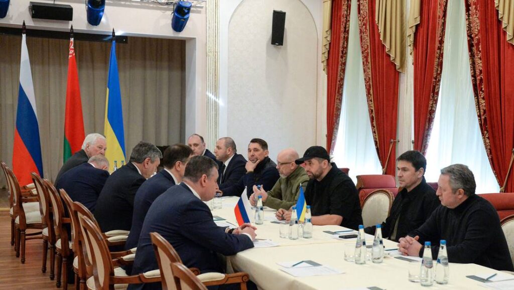 Las delegaciones de Rusia y Ucrania en la región bielorrusa de Gómel, el 28 de febrero del 2022.Foto: Alexander Kryazhev / Sputnik