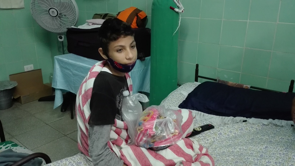 Niover Pérez Oliva, paciente crónico con larga estadía en el hospital, agradeció el gesto humanitario de los gastronómicos de La Lisetera // Foto Marlene Herrera