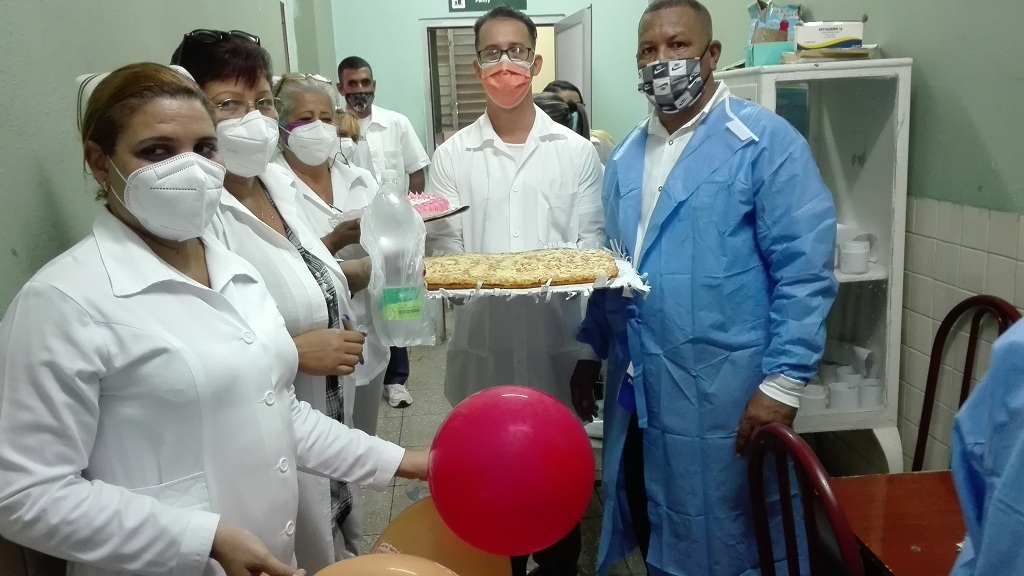 Equipo de la sala de psiquiatría del Hospital pediátrico, recibe los regalos para entregar a los pacientes  // Foto Marlene Herrera