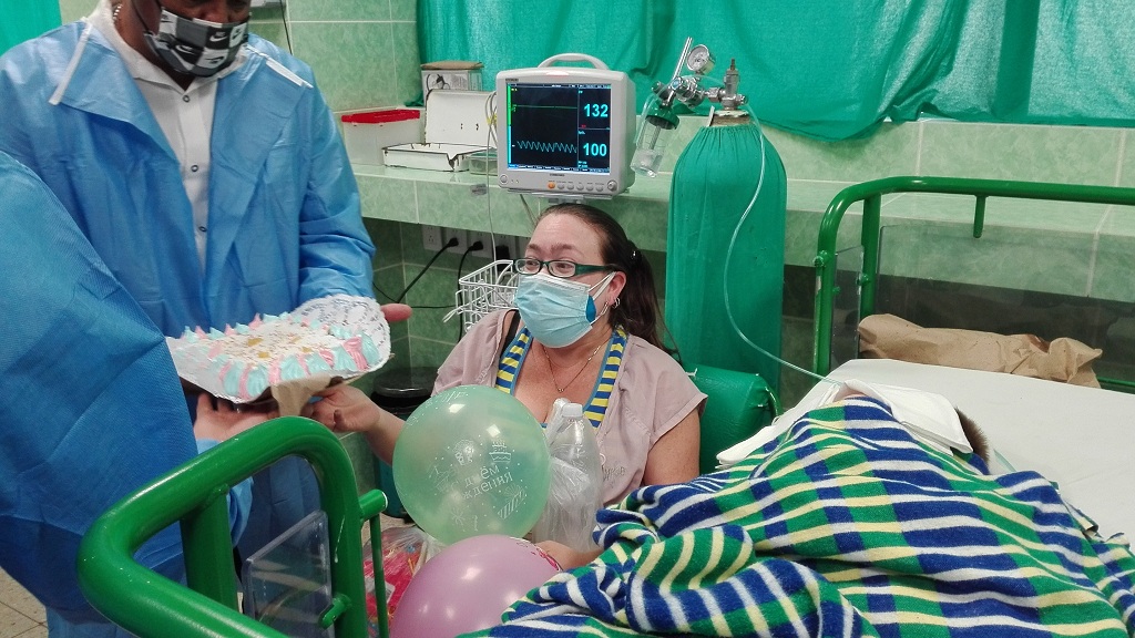 Maylín agradece a los médicos y enfermeras que por siete años han tratado a su pequeño Elier, y a los trabajadores de la UEB por este gesto de amor // Foto Marlene Herrera