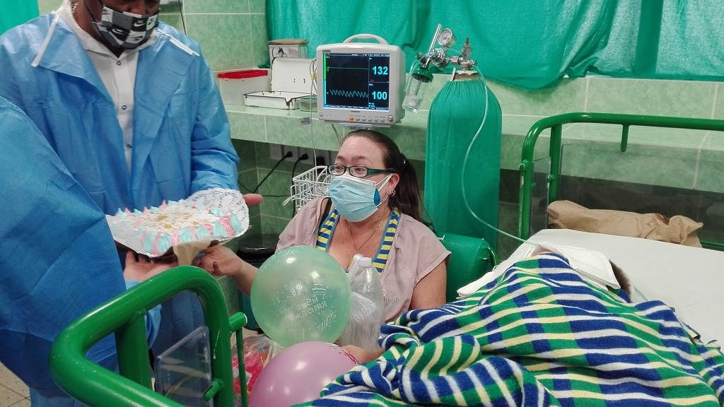 Maylín agradece a  los médicos y enfermeras que por siete años han tratado a su pequeño Elier, y a los trabajadores de la UEB por este gesto de amor // Foto Marlene Herrera