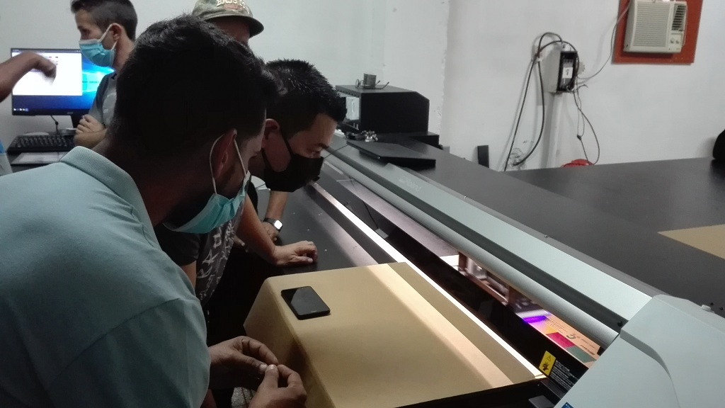 Primera prueba de impresión de la máquina se serigrafía instalada en la Empresa de Medios de Enseñanza de Granma // Foto Marlene Herrera