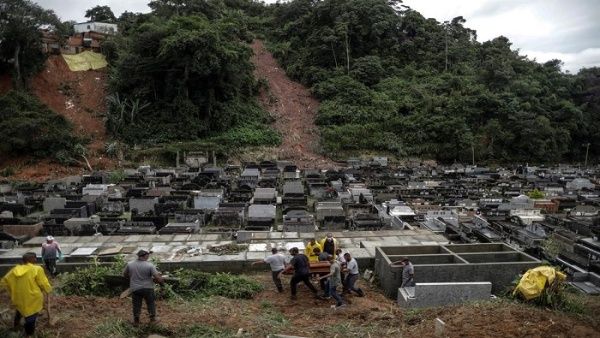 El Ayuntamiento de Petrópolis anunció el incremento del número de empleados que ayudarán con exhumaciones e inhumaciones. | Foto: EFE