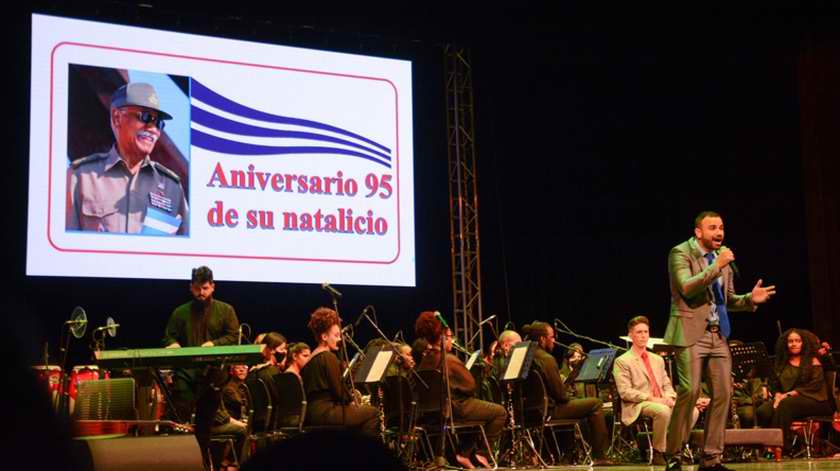 Actuación de Juan Guillermo (JG), hijo del Comandante de la Revolución Juan Almeida Bosque, durante la gala homenaje a su padre por el aniversario 95 de su natalicio, en la Sala Universal de las Fuerzas Armadas Revolucionarias (FAR), en La Habana, el 16 de febrero de 2022.ACN FOTO/Marcelino VÁZQUEZ HERNÁNDEZ/sdl