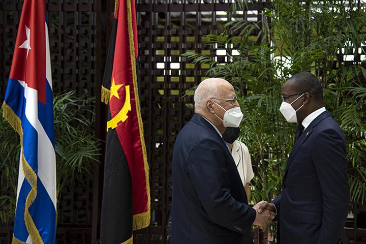 Recibimiento de viceprimer ministro de Cuba, Ricardo Cabrisas a Adao Almeida, ministro de Estado y Jefe de la casa civil de Angola para Conversaciones entre Cuba y Angola en salón de protocolo El Laguito, La Habana.