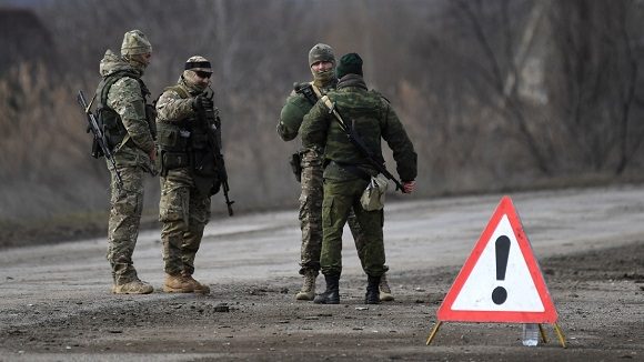 Militares de las Fuerzas Armadas de Rusia en un puesto de control en la ciudad de Armiansk, Crimea, Rusia, el 24 de febrero de 2022Konstantín Mijalchevski / Sputnik.