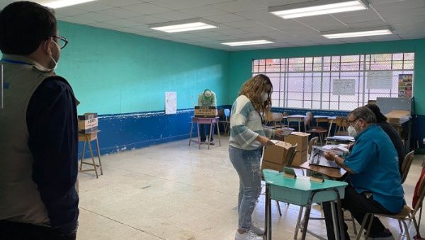 Costa Rica celebra elecciones generales con cifra récord de candidatos, pero ninguno de los cuatro favoritos supera el 17 por ciento de intención de voto. | Foto: Twitter @UrnasAbiertas