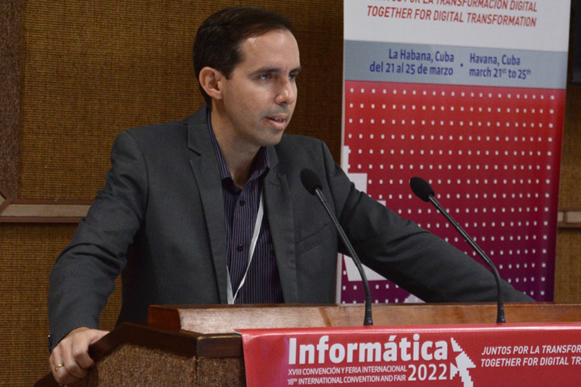 Raydel Montesinos Peruena, Rector de la Universidad de las Ciencias Informáticas (UCI), imparte una conferencia en el Panel de Ciberseguridad, en la XVIII Convención y Feria Internacional Informática 2022, que sesiona en el Palacio de las Convenciones, en La Habana, el 24 de marzo de 2022. ACN FOTO/Marcelino VÁZQUEZ HERNÁNDEZ/sdl