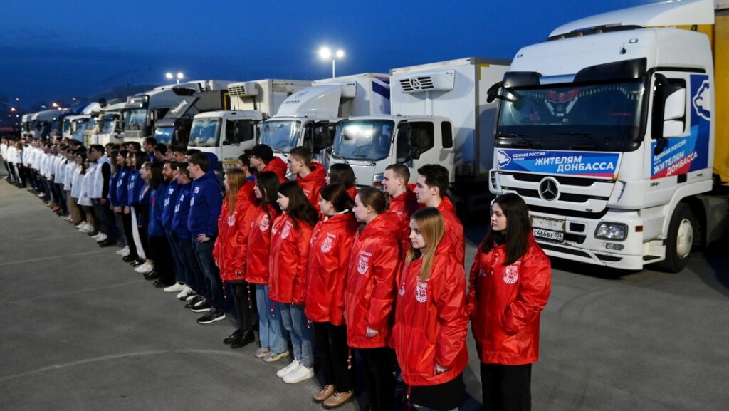 Voluntarios frente a camiones con ayuda humanitaria para los evacuados residentes de Donbass, en Rostov del Don el 22 de febrero de 2022.Maxim Blinov / Sputnik