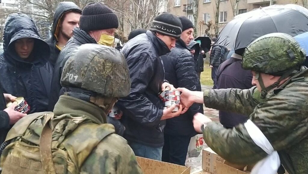 Residentes de la ciudad ucraniana de Melitópol reciben ayuda humanitaria rusa, el 4 de marzo de 2022. Servicio de Prensa del Ministerio de Defensa de la Federación de Rusia / Sputnik 