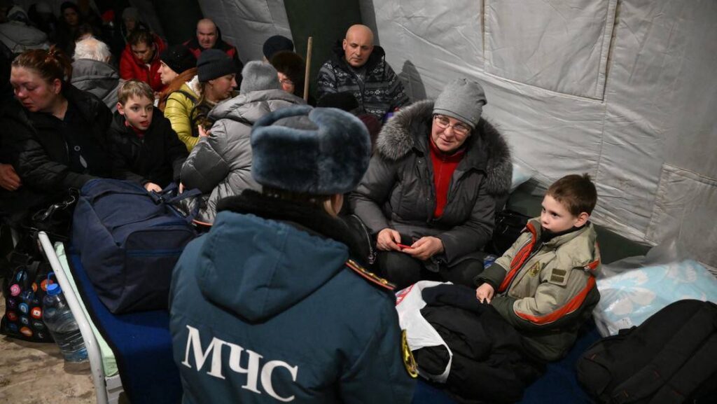 Refugiados de Mariúpol llegan a un punto especial organizado por el Ministerio de Situaciones de Emergencia de la República Popular de Donetsk, en el pueblo de Bezymennoye, distrito de Novoazovski.Foto: Ilya Pitalev / Sputnik 