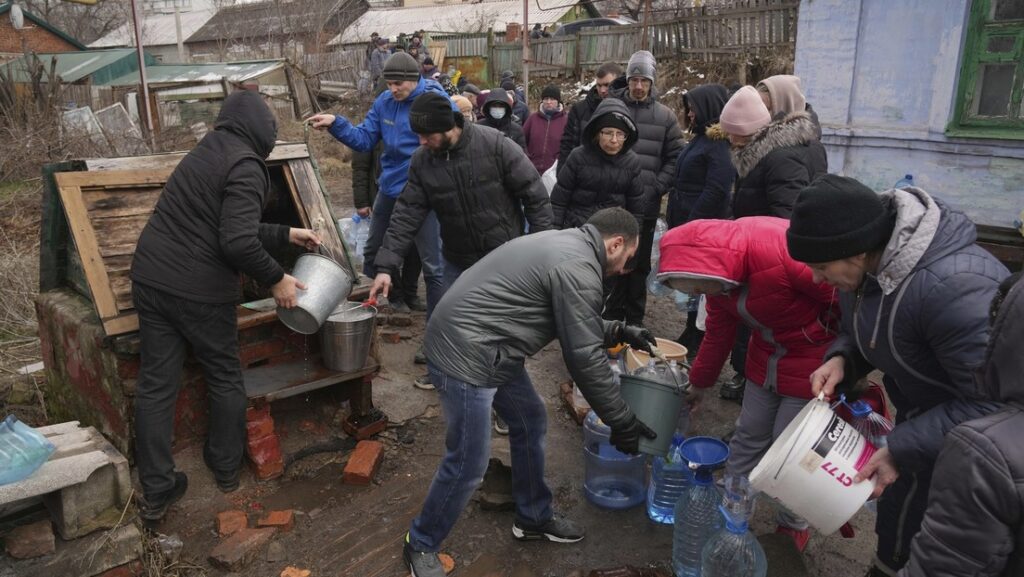 Personas reciben agua en las afueras de Mariúpol, 9 de marzo de 2022.Evgeniy Maloletka / AP