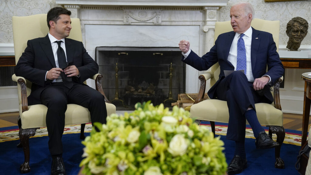 El presidente de Ucrania, Vladímir Zelenski, y el mandatario de EE.UU., Joe Biden, en el Despacho Oval de la Casa Blanca, el 1 de septiembre de 2021.Evan Vucci / AP 