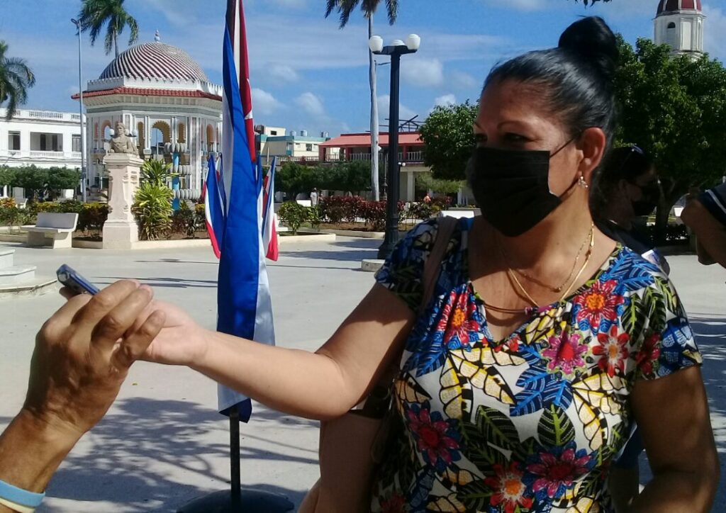 A la periodista Annia Pacheco Palomares de Manzanillo le fue otorgado el Premio Periodístico provincial Bartolomé Martí Pons Por la Obra del Año 2021 en la categoría de radio // Foto Denia Fleitas Rosales