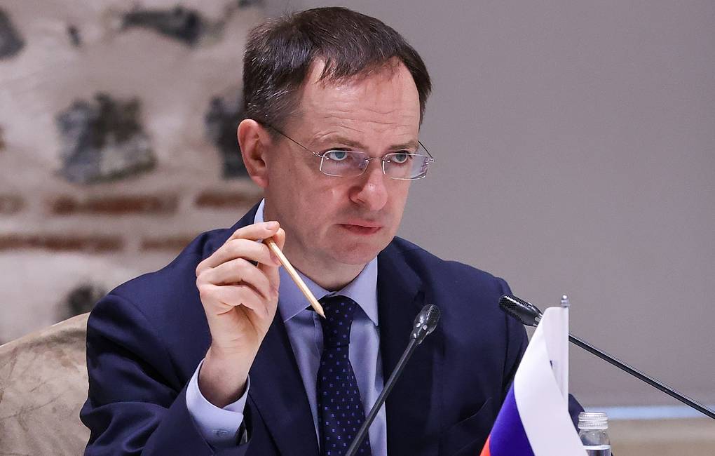 ISTANBUL, TURKEY – MARCH 29, 2022: Russia’s Presidential Aide Vladimir Medinnsky attends a round of Russian-Ukrainian talks at the Dolmabahce Palace. Both delegations are to meet face to face for the first time since March 7. With the first round held in the Belarusian city of Gomel on February 28, two more followed in person along with more recent sessions online. On February 24, Russias President Putin announced the start of a special military operation in Ukraine in response to appeals from the leaders of the Donetsk and Lugansk Peoples Republics. Sergei Karpukhin/TASS
Òóðöèÿ. Ñòàìáóë. Ïîìîùíèê ïðåçèäåíòà ÐÔ Âëàäèìèð Ìåäèíñêèé âî âðåìÿ ðîññèéñêî-óêðàèíñêèõ ïåðåãîâîðîâ âî äâîðöå Äîëìàáàõ÷å. Äåëåãàöèè Ðîññèè è Óêðàèíû ïðîâåäóò íîâûé ðàóíä ïåðåãîâîðîâ â î÷íîì ôîðìàòå âïåðâûå ñ 7 ìàðòà. Ïåðâûé ðàóíä ïåðåãîâîðîâ ñîñòîÿëñÿ 28 ôåâðàëÿ â Ãîìåëüñêîé îáëàñòè Áåëîðóññèè. Ïîçæå ïðîøëè åùå äâà î÷íûõ ðàóíäà, à òàêæå âñòðå÷è â îíëàéí-ôîðìàòå. Ïðåçèäåíò Ðîññèè Âëàäèìèð Ïóòèí 24 ôåâðàëÿ îáúÿâèë î ïðîâåäåíèè âîåííîé îïåðàöèè íà Óêðàèíå â îòâåò íà îáðàùåíèå ðóêîâîäèòåëåé ðåñïóáëèê Äîíáàññà î ïîìîùè. Ñåðãåé Êàðïóõèí/ÒÀÑÑ