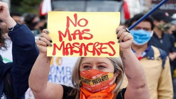 Los hechos de violencia contra líderes sociales, firmantes de paz y defensores de derechos humanos, así como las masacres, concitan el repudio de sectores sociales colombianos. | Foto: EFE