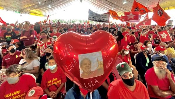 Fue Lula quien, en 2009, regularizó la propiedad de 7.500 hectáreas de tierra a 501 familias (unas 3.000 personas), que habían pasado 5 años acampadas bajo lonas negras. | Foto: Jornalistas Livres