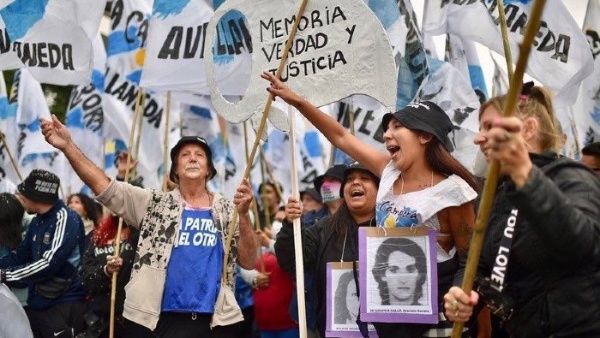 Desde hace 20 años, el Día Nacional de la Memoria por la Verdad y la Justicia se conmemora en Argentina según dispone la Ley 25.633, en honor a las víctimas. | Foto: Instagram @lacampora