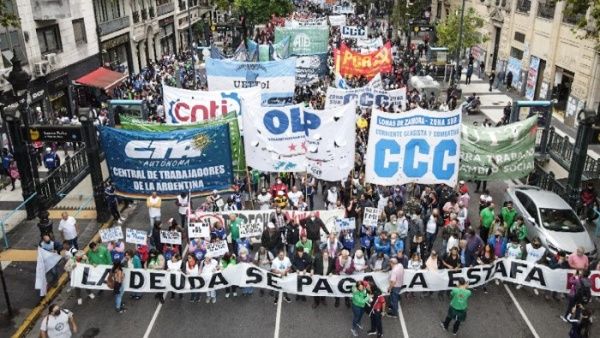 Argentina no tiene reservas para soportar el programa de ajuste que el FMI quiere imponerle al país, según denuncian desde organizaciones de la sociedad civil. | Foto: Twitter @ProgIntl_Es