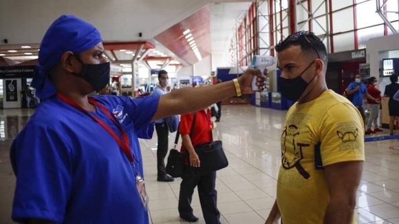 Aeropuerto Internacional José Martí de La Habana no descuidan los protocolos del Control Sanitario Internacional. Foto: Ariel Ley Royero/ACN.