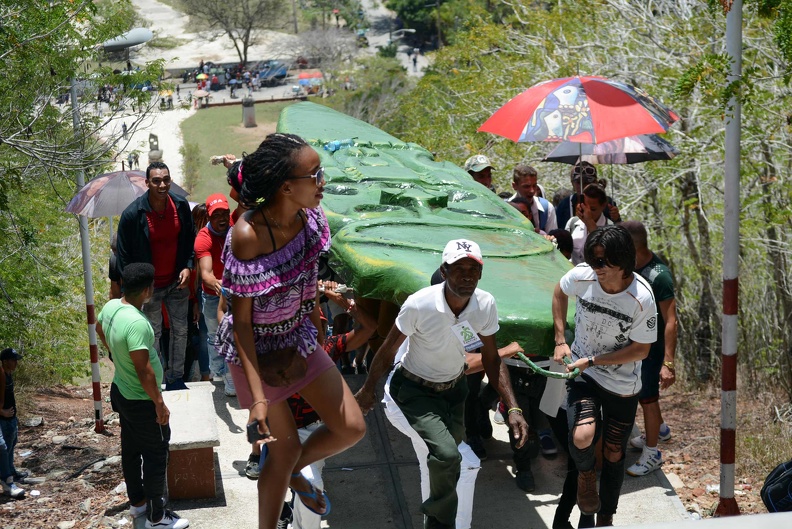 El Hacha de Holguín, símbolo de la ciudad y patrimonio de los holguineros, asciende la Loma de la Cruz en hombros de la juventud, en la jornada inicial de la XXVI edición de las Romerías de Mayo, festejando su XXV Aniversario, en Holguín, Cuba, el 3 de mayo de 2019.                               ACN FOTO/ Osvaldo GUTIÉRREZ GÓMEZ/ rrcc