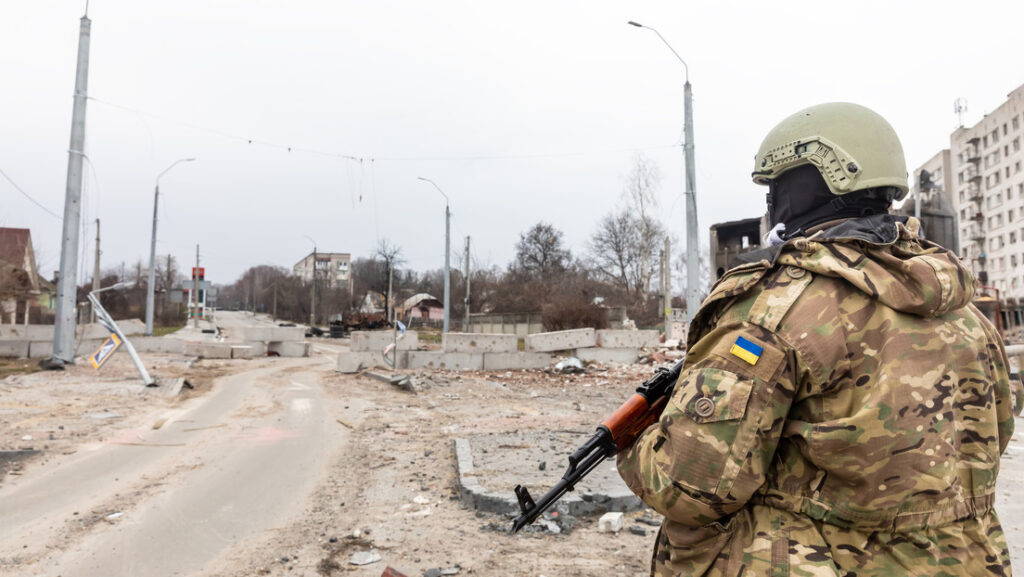 Un militar ucraniano patrulla la ciudad de Chernígov, Ucrania, el 5 de abril de 2022.Mykhaylo Palinchak / SOPA Images / LightRocket / Gettyimages.ru 
