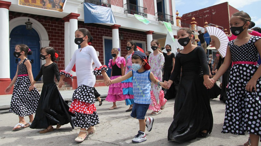 Con el desfile inaugural de los participantes, el ascenso del hacha de la ciudad a la Loma de la Cruz, la apertura de Destrabando la Trova y otros eventos, comienzan las Romerías de Mayo, con variadas actividades protagonizadas por el arte joven, en Holguin, Cuba, el 3 de mayo de 2022. ACN FOTO/ Oscar ALFONSO SOSA