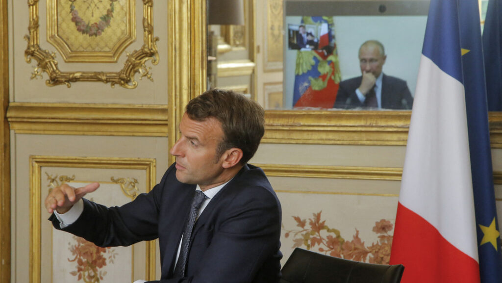 El presidente francés, Emmanuel Macron, durante una videoconferencia con su homólogo ruso, Vladímir Putin, París, Francia, 26 de junio de 2020.
Michel Euler / AFP