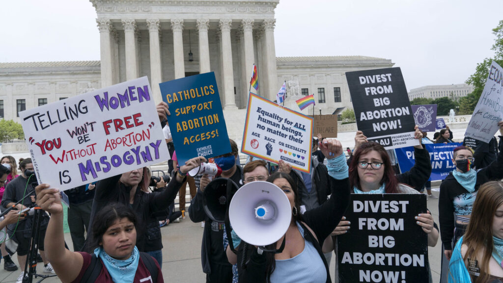 Grupos tanto partidarios como contrarios al derecho a abortar protestan frente a la Corte Suprema de EE.UU., Washington, 3 de mayo de 2022.
Jose Luis Magana / AP