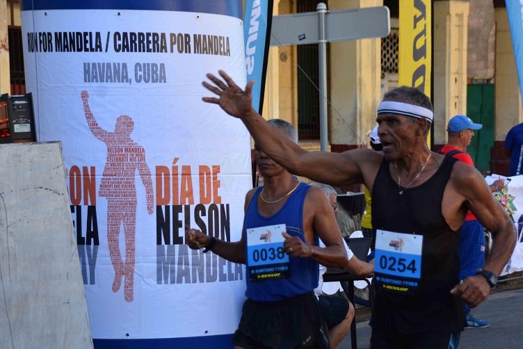 Participantes en la cuarta edición de la Carrera por Nelson Mandela, auspiciada por la Embajada de Sudáfrica en Cuba y el Instituto Nacional de Deportes, Educación Física y Recreación (INDER), en La Habana, en Cuba, el  15 de julio de 2017.  ACN  FOTO/Modesto GUTIÉRREZ CABO/sdl
