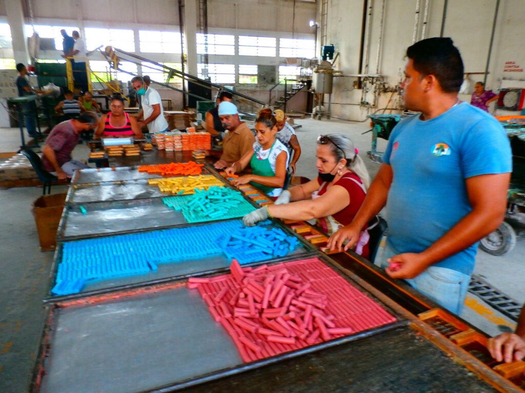 Producción de plastilina en la Fábrica de Medios de Enseñanza en Manzanillo // Foto Antonio Rafael Llumbet Sánchez (Tomada de la página Facebook de EMEG)