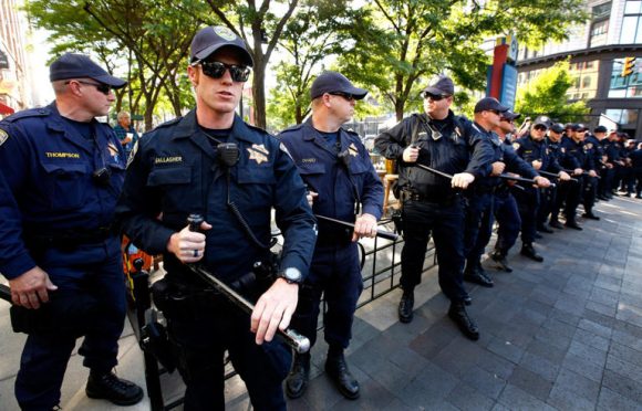 Ocho policías dispararon decenas de veces a un negro en EE.UU., según videos. Foto: EFE