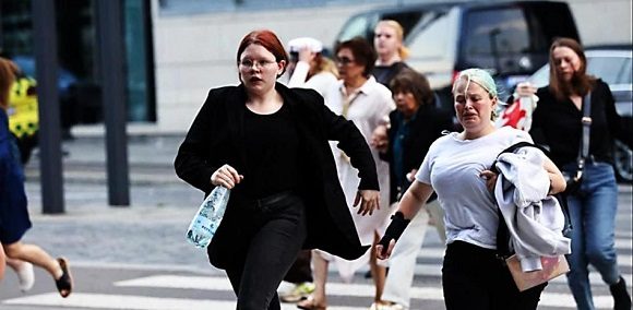 Dos mujeres sales huyendo del centro en donde se ha producido el tiroteo. Foto: Reuters.