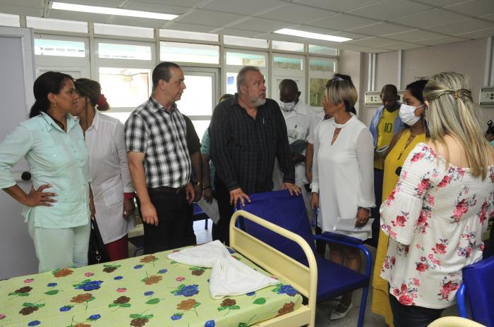 El Jefe de Gobierno, en compañía de las principales autoridades del territorio y del titular de Salud, José Angel Portal Miranda, visitó el hospital Héroes de Baire, inmerso en el remozamiento de algunas áreas. Foto: Estudios Revolución