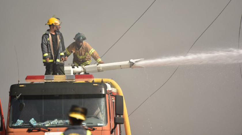 Bomberos en plena acción en base de supertanqueros de Matanzas // Foto Agencia Cubana de Noticias