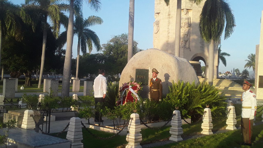 Homenaje hoy al Comandante en Jefe Fidel Castro en el cementerio Santa Ifigenia, de esta ciudad, en su cumpleaños 96 // Foto Claudia Maria Delgado Torres