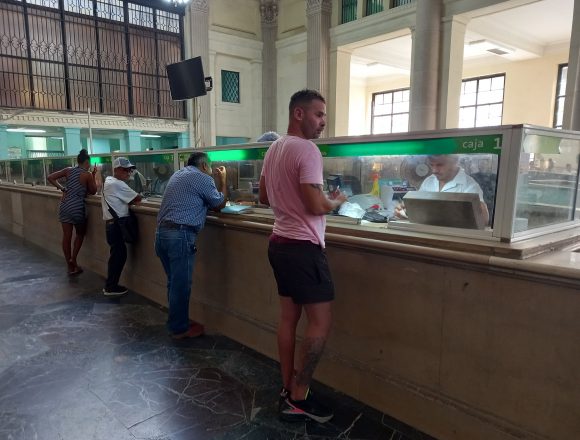 Personas naturales y extranjeros han acudido a las sucursales de bancos para cambiar divisas desde el 4 de agosto// Foto: Claudia Fonseca/Cubadebate