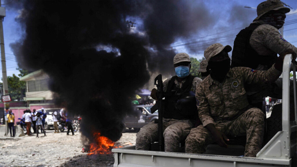 Policías haitianos patrullan en Puerto Príncipe, el 7 de julio de 2022.
Richard Pierrin / AFP
