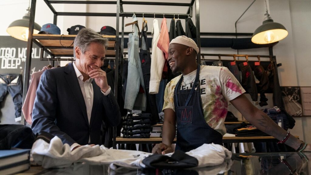 El secretario de Estado de EE.UU., Antony Blinken, junto al diseñador de ‘jeans’ Tshepo, en Johannesburgo, Sudáfrica. 7 de agosto de 2022.
Andrew Harnik, Pool / AP
