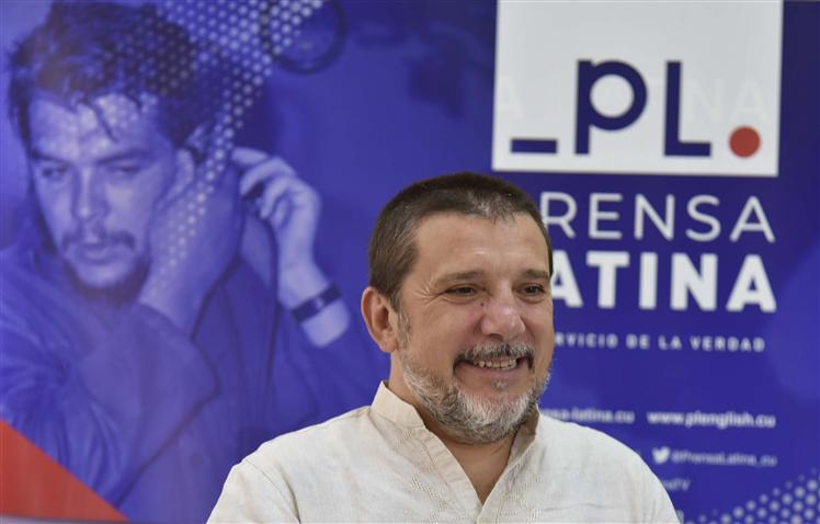 Presidente de la Asociación Nacional de Amistad Italia-Cuba (ANAIC), Marco Papacci, en su visita a la Agencia Informativa Latinoamericana Prensa Latina, en La Habana // Fotos: José Tito Meriño