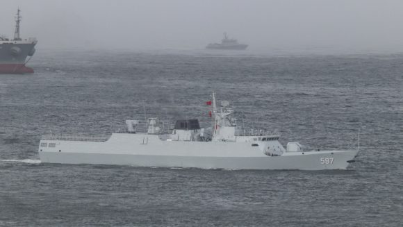 La corbeta Qinzhou de la Armada del Ejército Popular de Liberación de China en aguas de Hong Kong, el 7 de julio de 2017 // Foto: Roy Issa / South China Morning / Gettyimages.ru