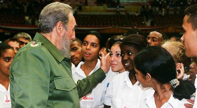 Sobre los hombros de la juventud se pueden depositar grandes tareas, expresó Fidel // Foto: Archivo de Granma