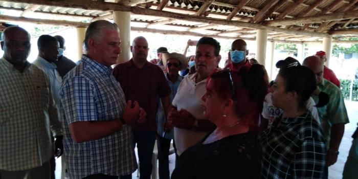Díaz-Canel en la comunidad Guajen, Camajuaní // Foto: Freddy Pérez Cabrera