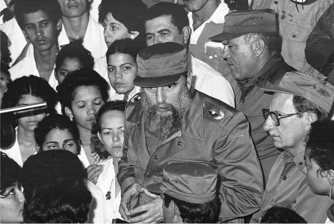 Fidel dialoga con estudiantes de la Facultad de Ciencias Médicas de Manzanillo, el 18 de diciembre de 1986 // Foto: Rafael Martínez Arias