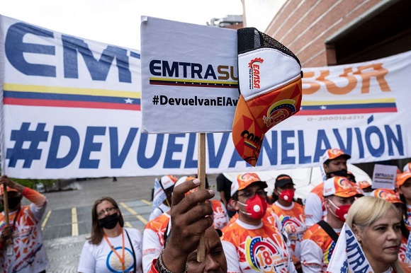 Trabajadores de la aerolínea venezolana Conviasa reclaman ante la Embajada de Argentina la entrega del avión de Emtrasur secuestrado en Buenos Aires, este jueves en Caracas // Foto: Yuri Cortez/AFP